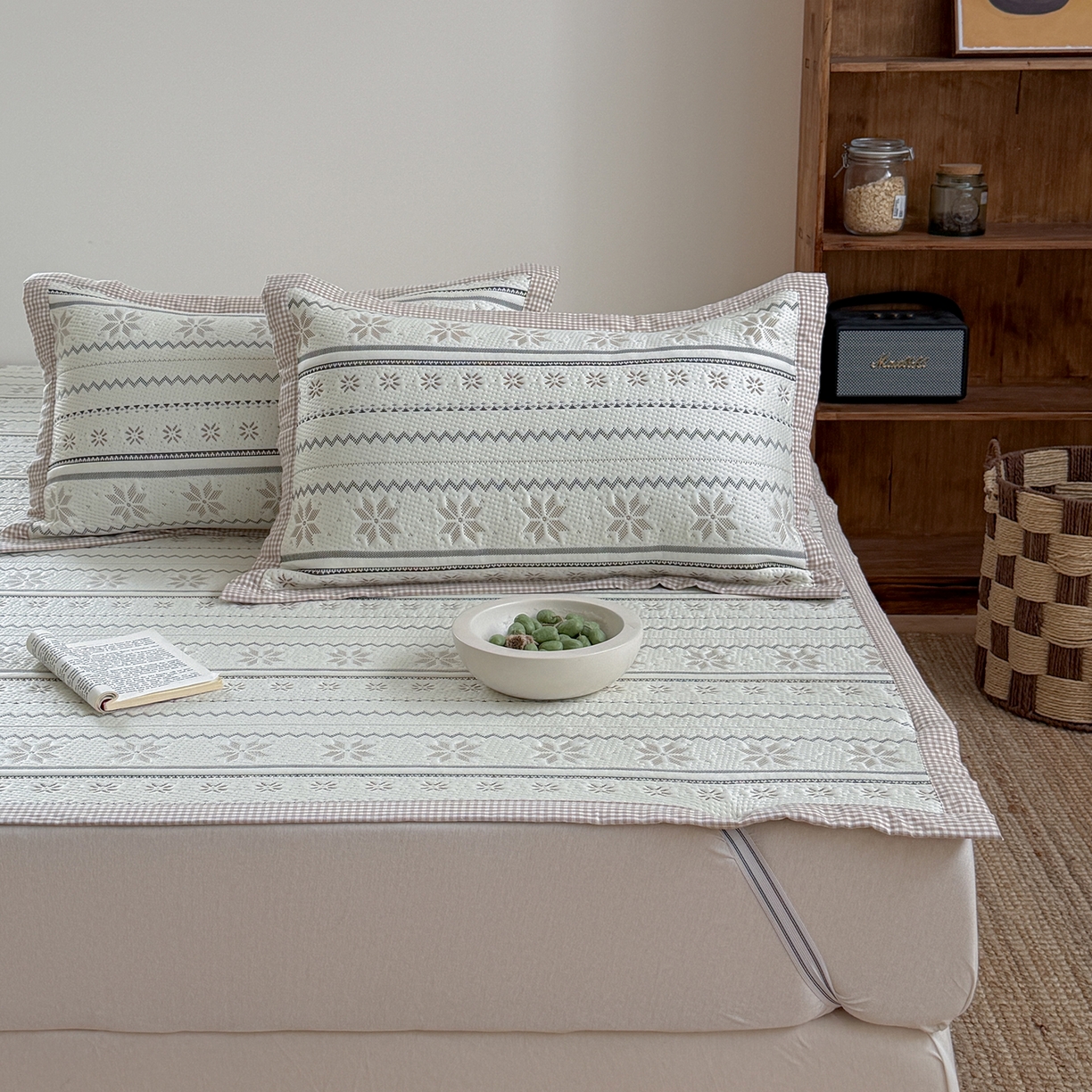 91家纺网 家纺一手货源 找家纺 桃子家居 2026新款A类原木风雪花复古高级亲肤全棉色织水洗棉宽边工艺PE凉感凉席三件套 PE宽边席-松茶青雾