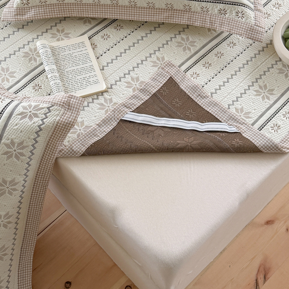 91家纺网 家纺一手货源 找家纺 桃子家居 2026新款A类原木风雪花复古高级亲肤全棉色织水洗棉宽边工艺PE凉感凉席三件套 PE宽边席-松茶青雾