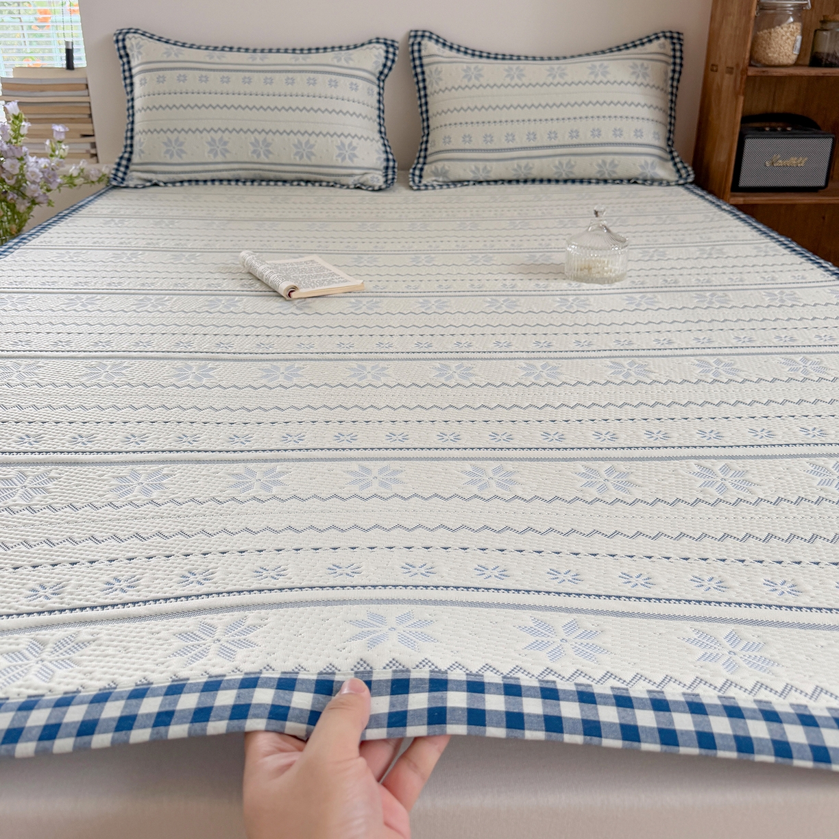 91家纺网 家纺一手货源 找家纺 桃子家居 2026新款A类原木风雪花复古高级亲肤全棉色织水洗棉宽边工艺PE凉感凉席三件套 PE宽边席-蓝屿白川