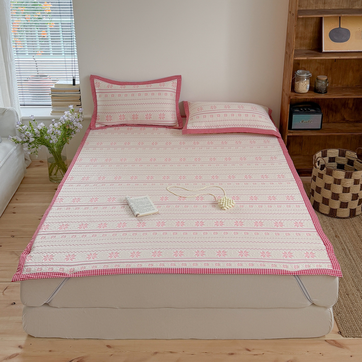 91家纺网 家纺一手货源 找家纺 桃子家居 2026新款A类原木风雪花复古高级亲肤全棉色织水洗棉宽边工艺PE凉感凉席三件套 PE宽边席-荔枝奶冻