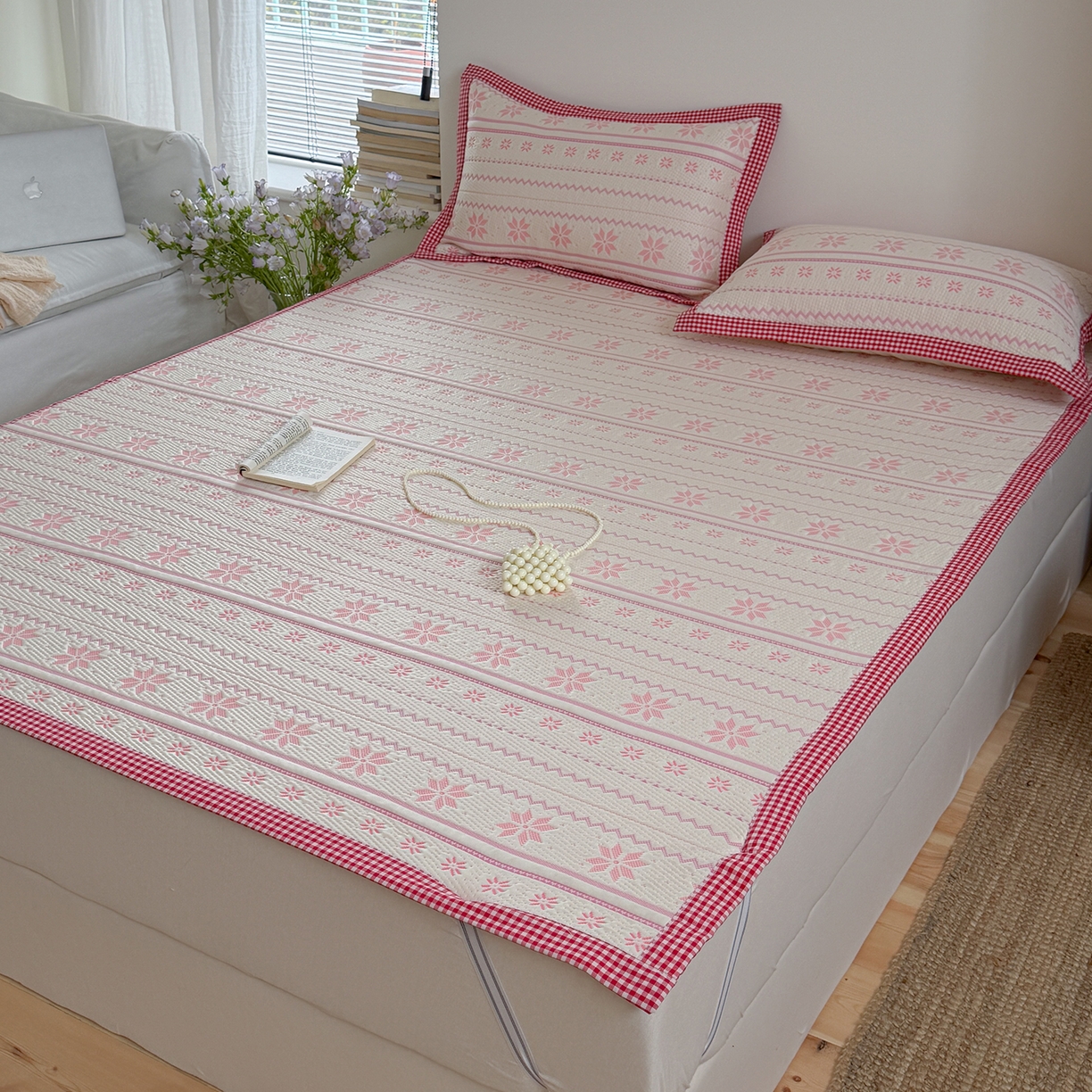 91家纺网 家纺一手货源 找家纺 桃子家居 2026新款A类原木风雪花复古高级亲肤全棉色织水洗棉宽边工艺PE凉感凉席三件套 PE宽边席-荔枝奶冻