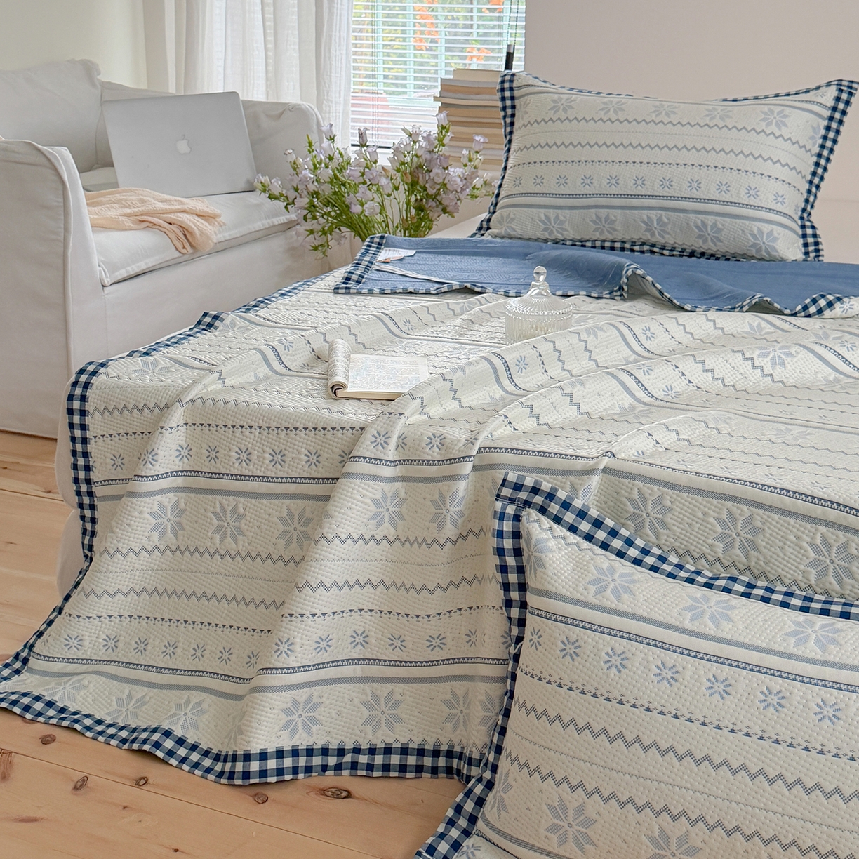 91家纺网 家纺一手货源 找家纺 桃子家居 2026新款A类原木风雪花复古高级亲肤全棉色织水洗棉宽边工艺PE凉感凉席三件套 PE宽边席-蓝屿白川