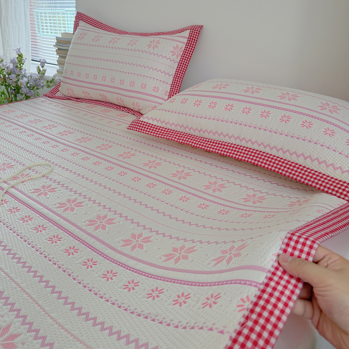 91家纺网 家纺一手货源 找家纺 桃子家居 2026新款A类原木风雪花复古高级亲肤全棉色织水洗棉宽边工艺PE凉感凉席三件套 PE宽边席-荔枝奶冻