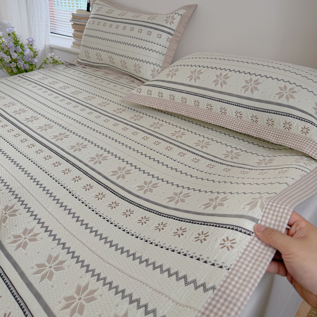 91家纺网 家纺一手货源 找家纺 桃子家居 2026新款A类原木风雪花复古高级亲肤全棉色织水洗棉宽边工艺PE凉感凉席三件套 PE宽边席-松茶青雾