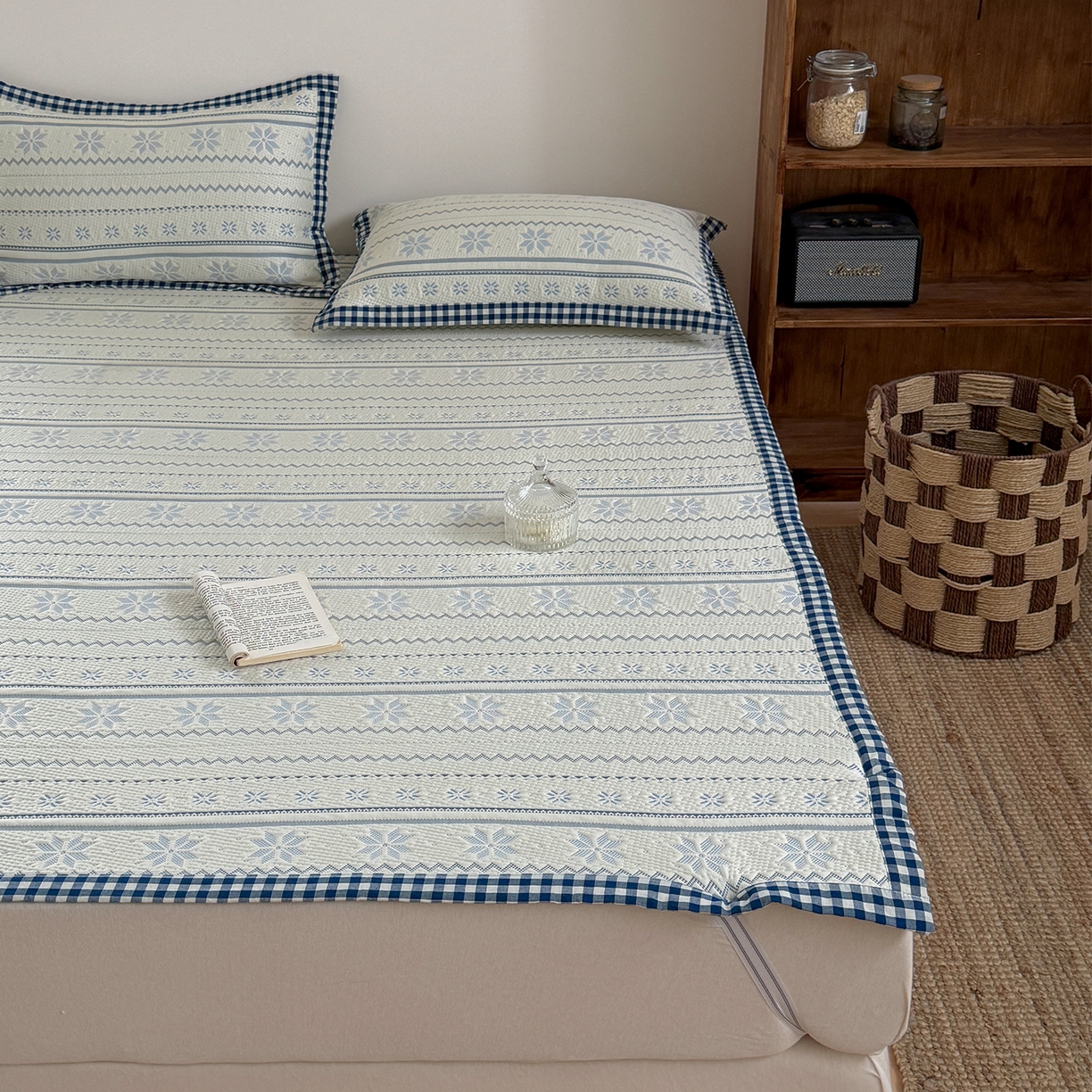 91家纺网 家纺一手货源 找家纺 桃子家居 2026新款A类原木风雪花复古高级亲肤全棉色织水洗棉宽边工艺PE凉感凉席三件套 PE宽边席-蓝屿白川