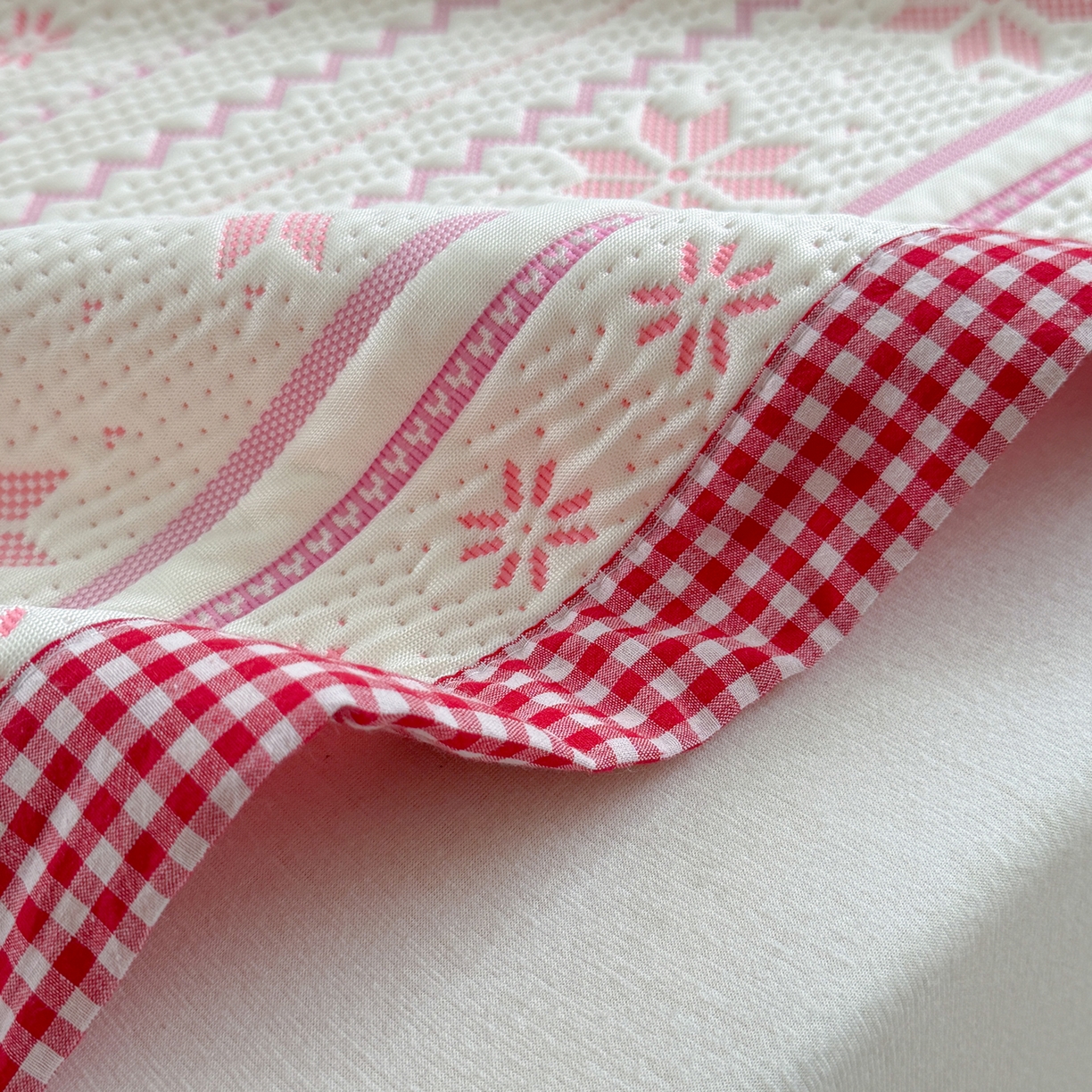 91家纺网 家纺一手货源 找家纺 桃子家居 2026新款A类原木风雪花复古高级亲肤全棉色织水洗棉宽边工艺PE凉感凉席三件套 PE宽边席-荔枝奶冻