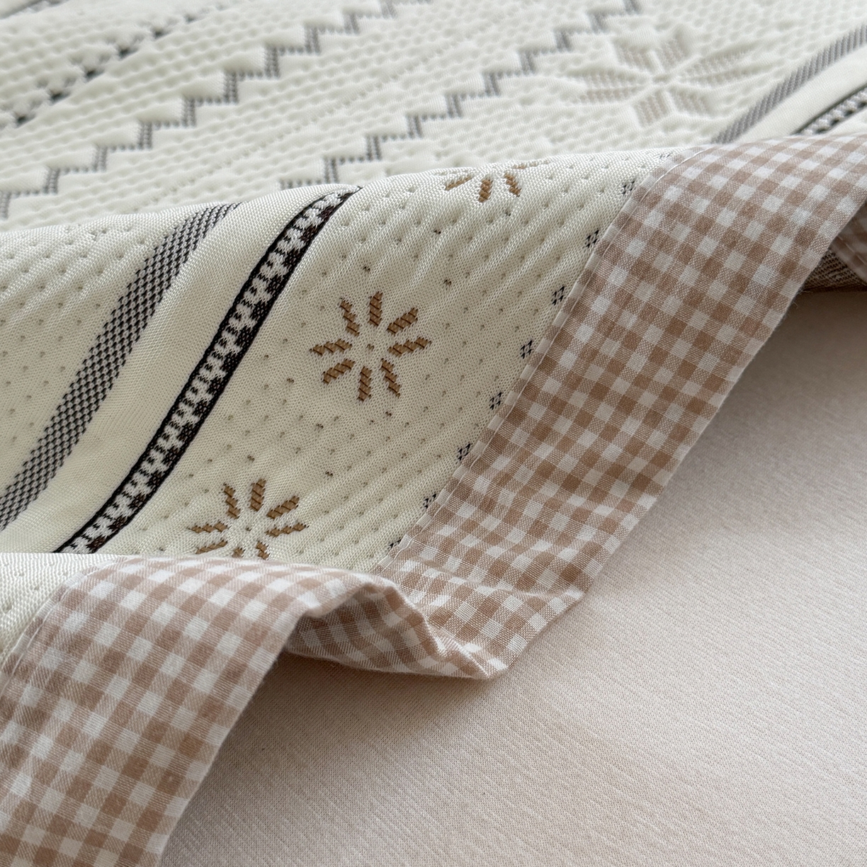 91家纺网 家纺一手货源 找家纺 桃子家居 2026新款A类原木风雪花复古高级亲肤全棉色织水洗棉宽边工艺PE凉感凉席三件套 PE宽边席-松茶青雾