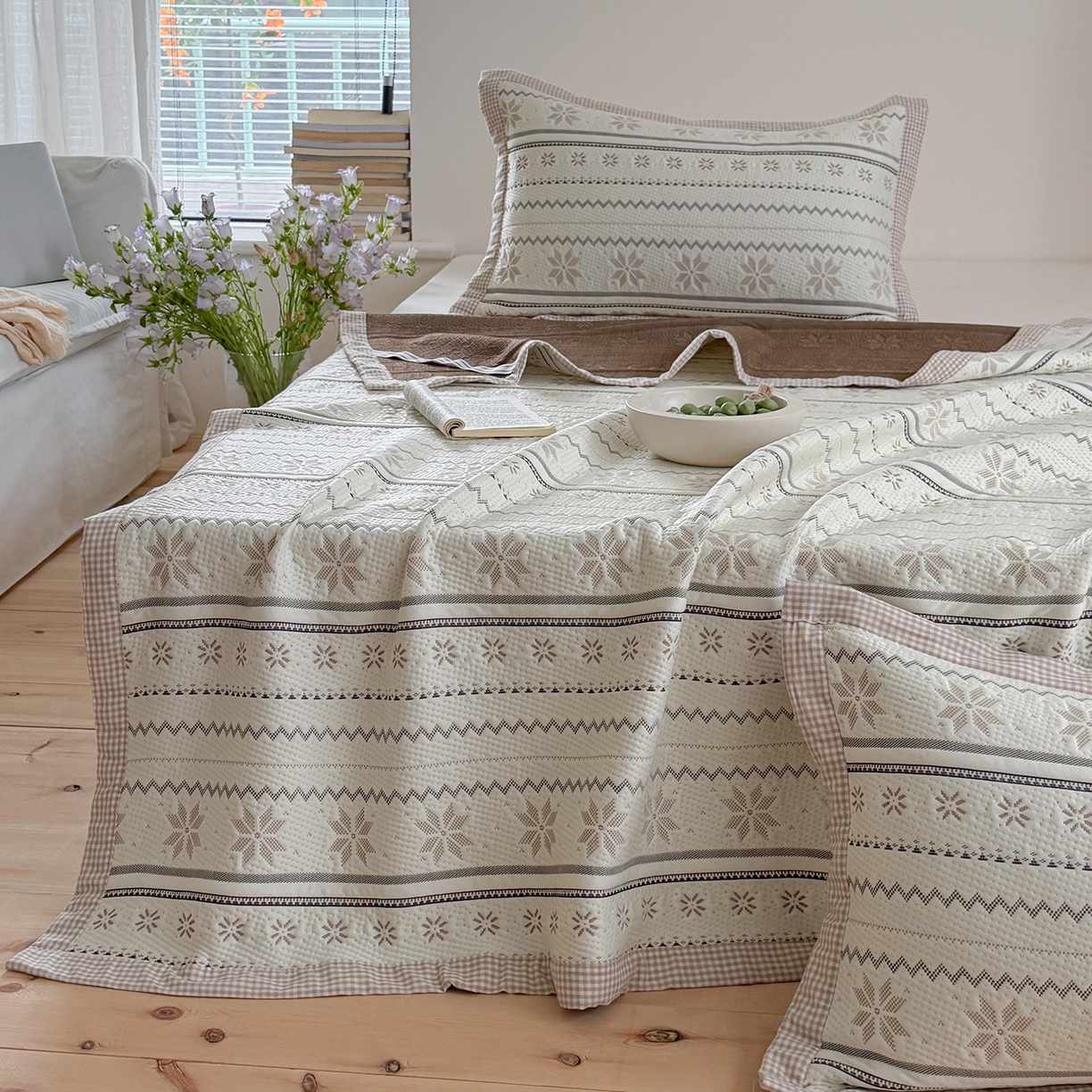 91家纺网 家纺一手货源 找家纺 桃子家居 2026新款A类原木风雪花复古高级亲肤全棉色织水洗棉宽边工艺PE凉感凉席三件套 PE宽边席-松茶青雾