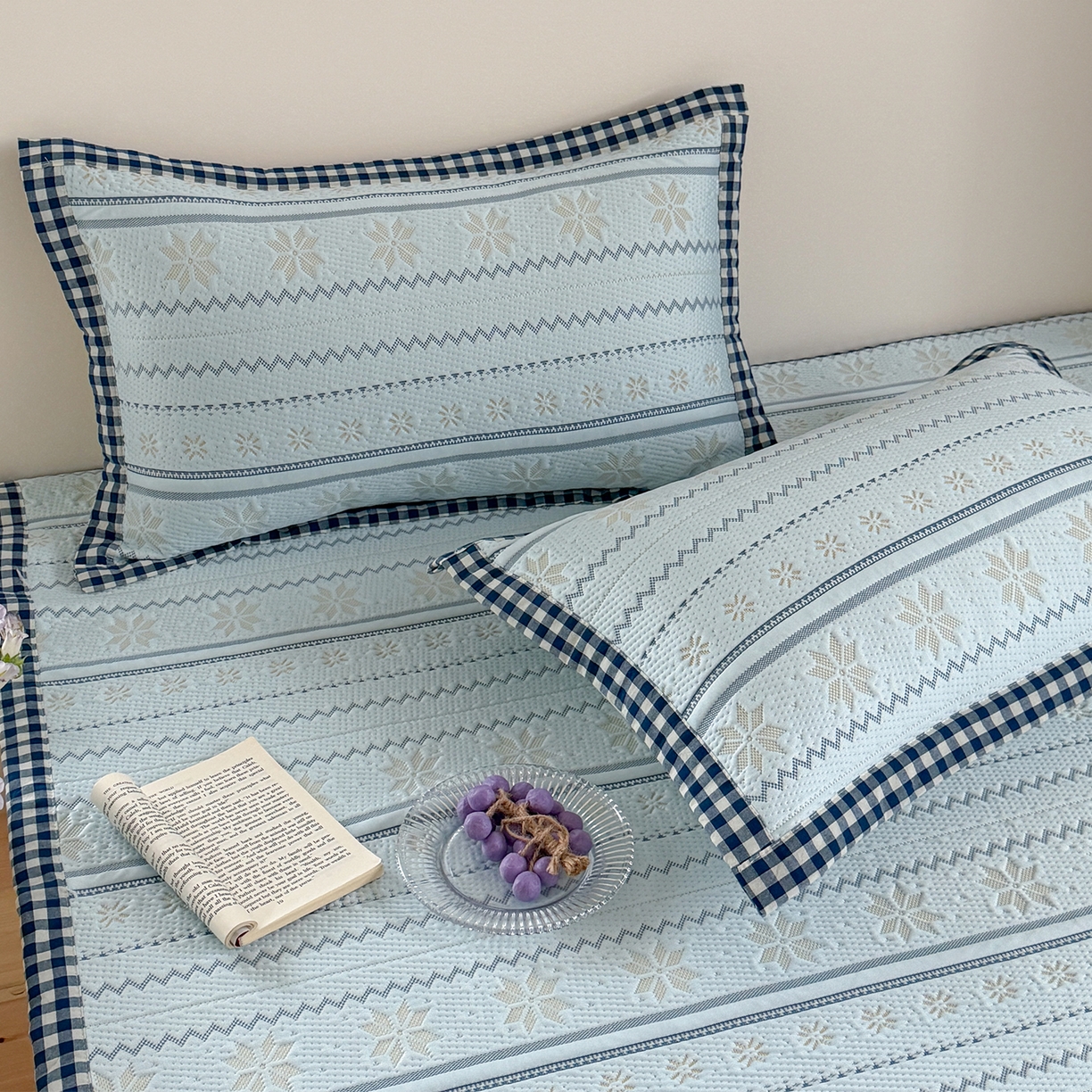 91家纺网 家纺一手货源 找家纺 桃子家居 2026新款A类原木风雪花复古高级亲肤全棉色织水洗棉宽边工艺PE凉感凉席三件套 PE宽边席-海盐冰茶