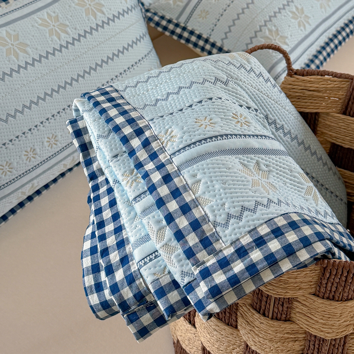 91家纺网 家纺一手货源 找家纺 桃子家居 2026新款A类原木风雪花复古高级亲肤全棉色织水洗棉宽边工艺PE凉感凉席三件套 PE宽边席-海盐冰茶