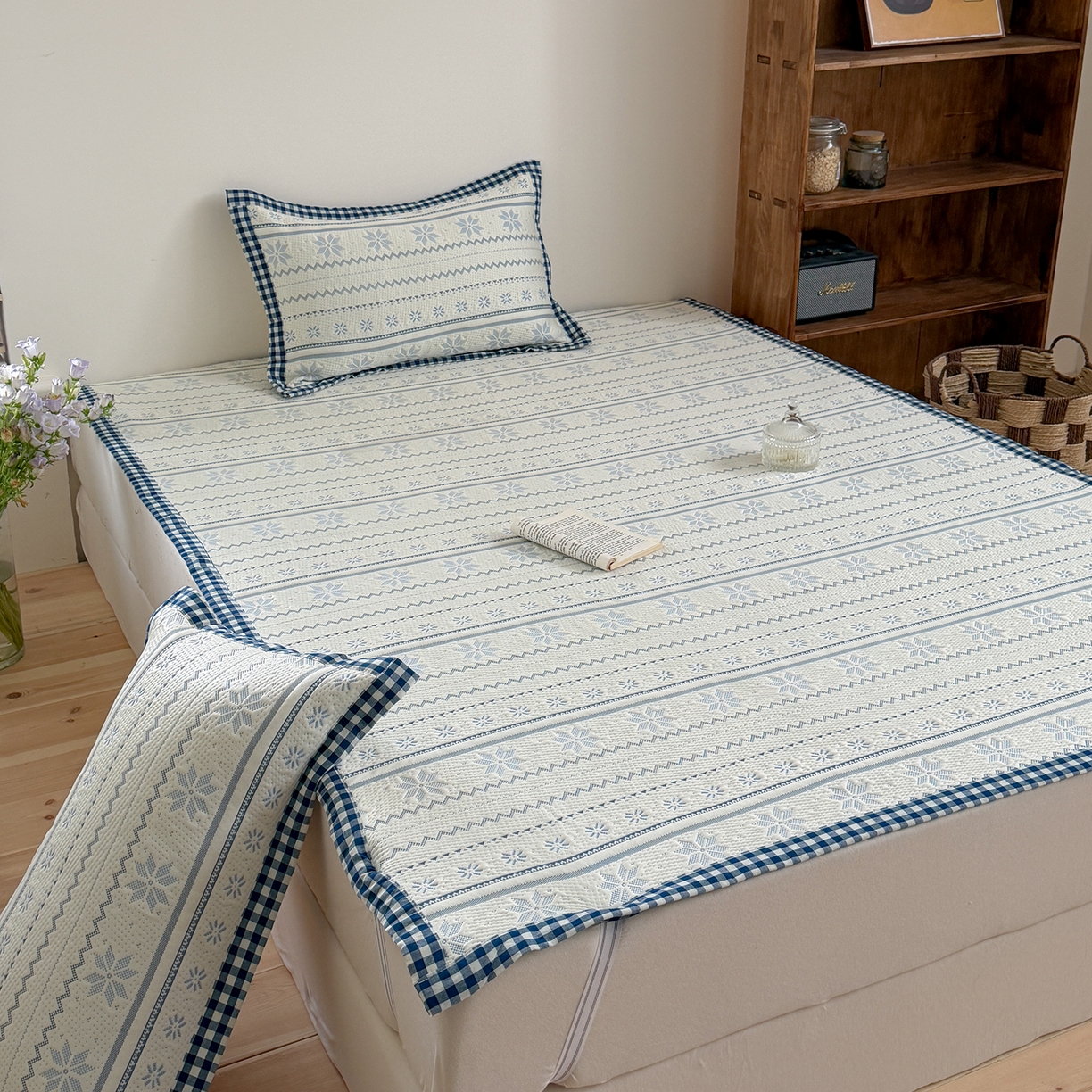 91家纺网 家纺一手货源 找家纺 桃子家居 2026新款A类原木风雪花复古高级亲肤全棉色织水洗棉宽边工艺PE凉感凉席三件套 PE宽边席-蓝屿白川