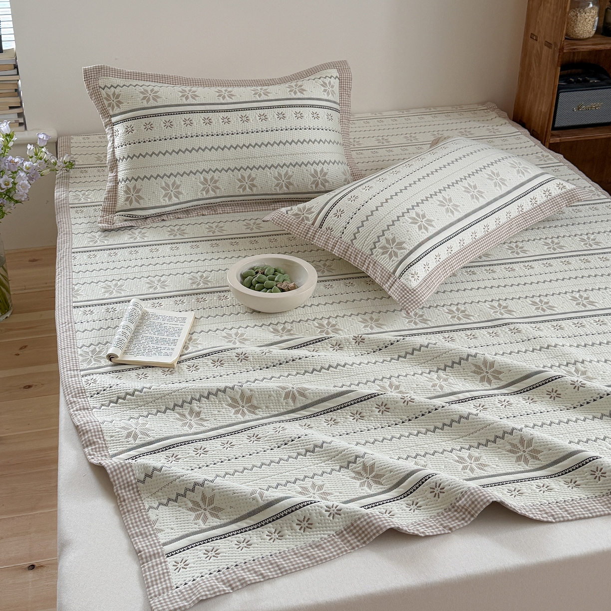 91家纺网 家纺一手货源 找家纺 桃子家居 2026新款A类原木风雪花复古高级亲肤全棉色织水洗棉宽边工艺PE凉感凉席三件套 PE宽边席-松茶青雾