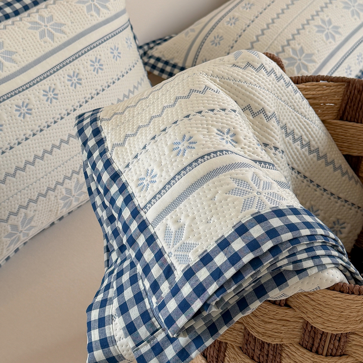 91家纺网 家纺一手货源 找家纺 桃子家居 2026新款A类原木风雪花复古高级亲肤全棉色织水洗棉宽边工艺PE凉感凉席三件套 PE宽边席-蓝屿白川