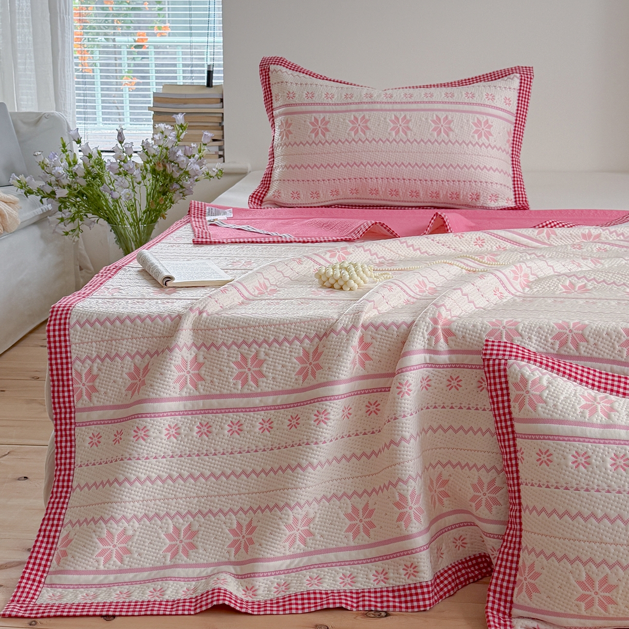 91家纺网 家纺一手货源 找家纺 桃子家居 2026新款A类原木风雪花复古高级亲肤全棉色织水洗棉宽边工艺PE凉感凉席三件套 PE宽边席-荔枝奶冻