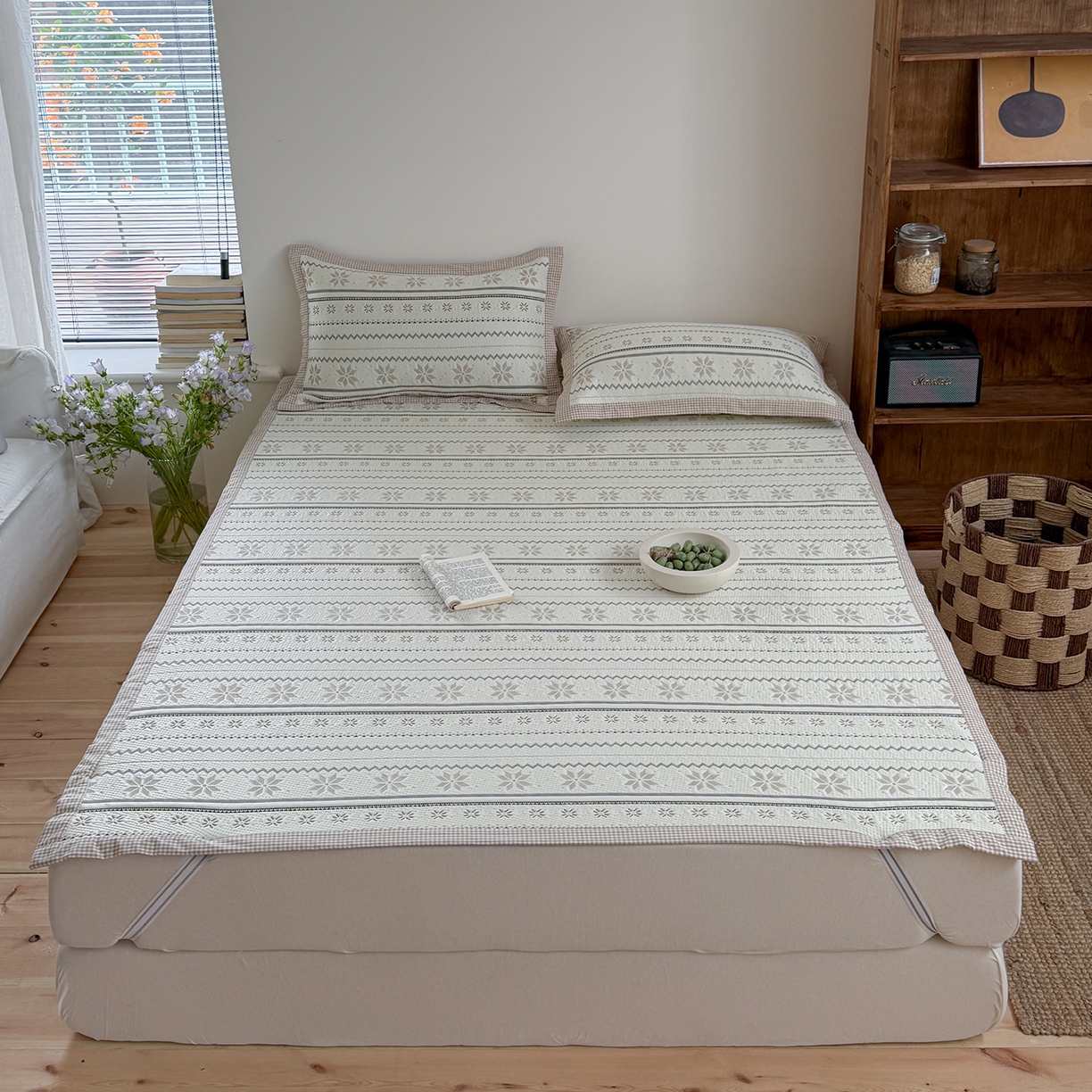 91家纺网 家纺一手货源 找家纺 桃子家居 2026新款A类原木风雪花复古高级亲肤全棉色织水洗棉宽边工艺PE凉感凉席三件套 PE宽边席-松茶青雾