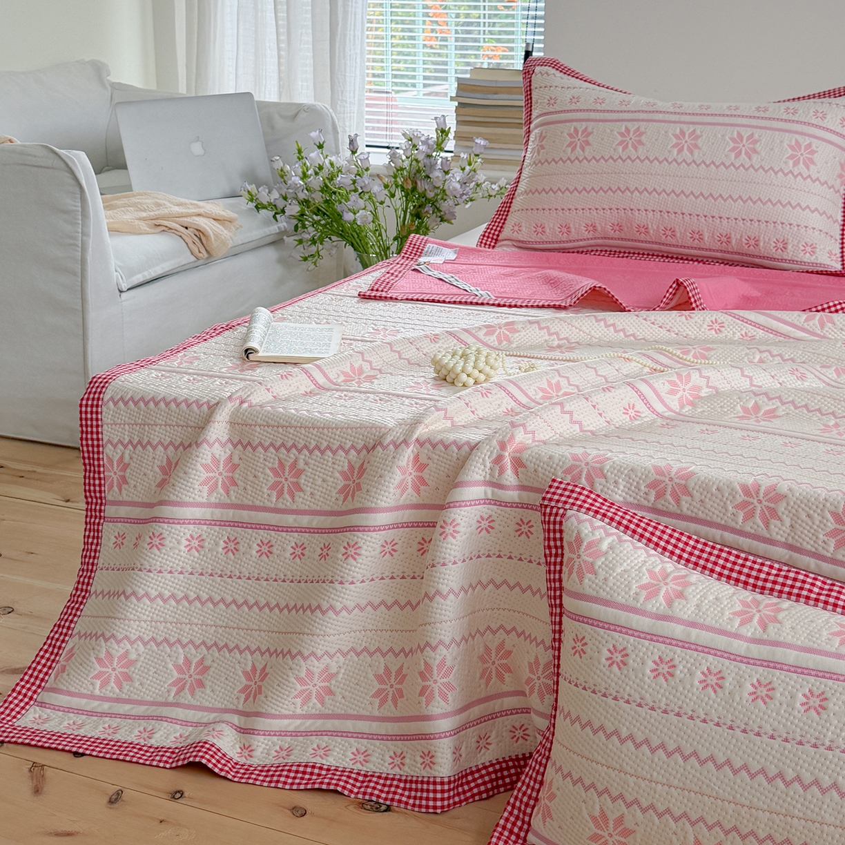 91家纺网 家纺一手货源 找家纺 桃子家居 2026新款A类原木风雪花复古高级亲肤全棉色织水洗棉宽边工艺PE凉感凉席三件套 PE宽边席-荔枝奶冻