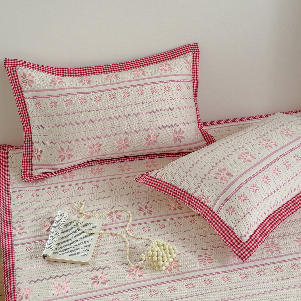 91家纺网 家纺一手货源 找家纺 桃子家居 2026新款A类原木风雪花复古高级亲肤全棉色织水洗棉宽边工艺PE凉感凉席三件套 PE宽边席-荔枝奶冻