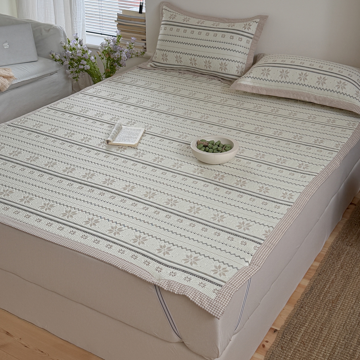 91家纺网 家纺一手货源 找家纺 桃子家居 2026新款A类原木风雪花复古高级亲肤全棉色织水洗棉宽边工艺PE凉感凉席三件套 PE宽边席-松茶青雾