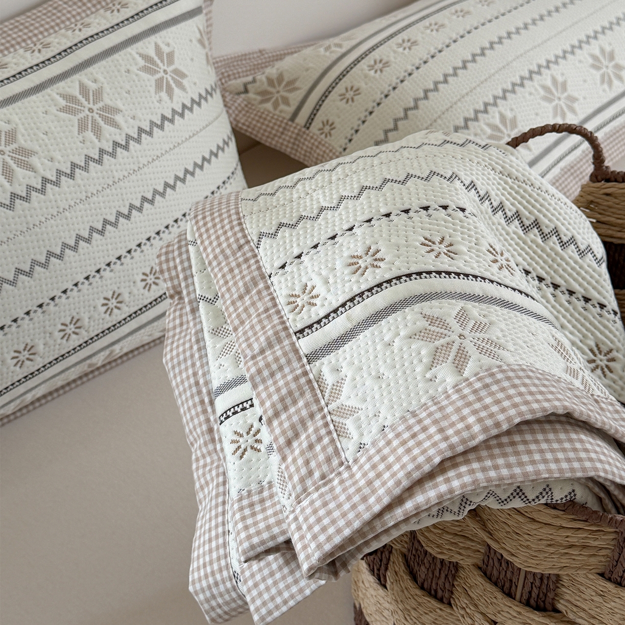 91家纺网 家纺一手货源 找家纺 桃子家居 2026新款A类原木风雪花复古高级亲肤全棉色织水洗棉宽边工艺PE凉感凉席三件套 PE宽边席-松茶青雾