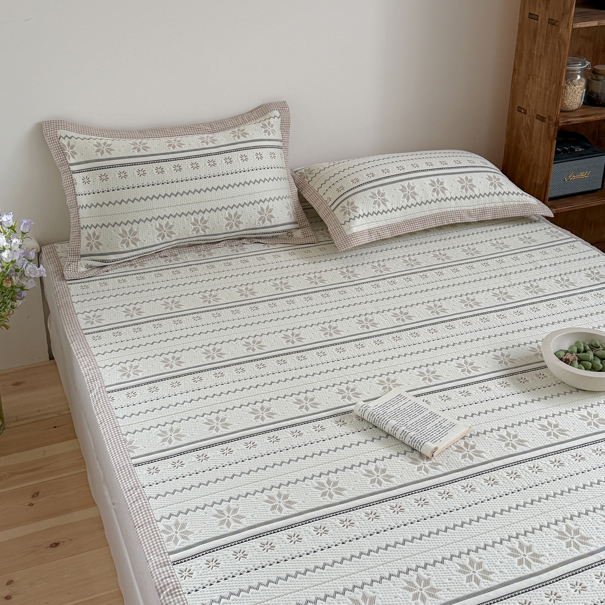 91家纺网 家纺一手货源 找家纺 桃子家居 2026新款A类原木风雪花复古高级亲肤全棉色织水洗棉宽边工艺PE凉感凉席三件套 PE宽边席-松茶青雾