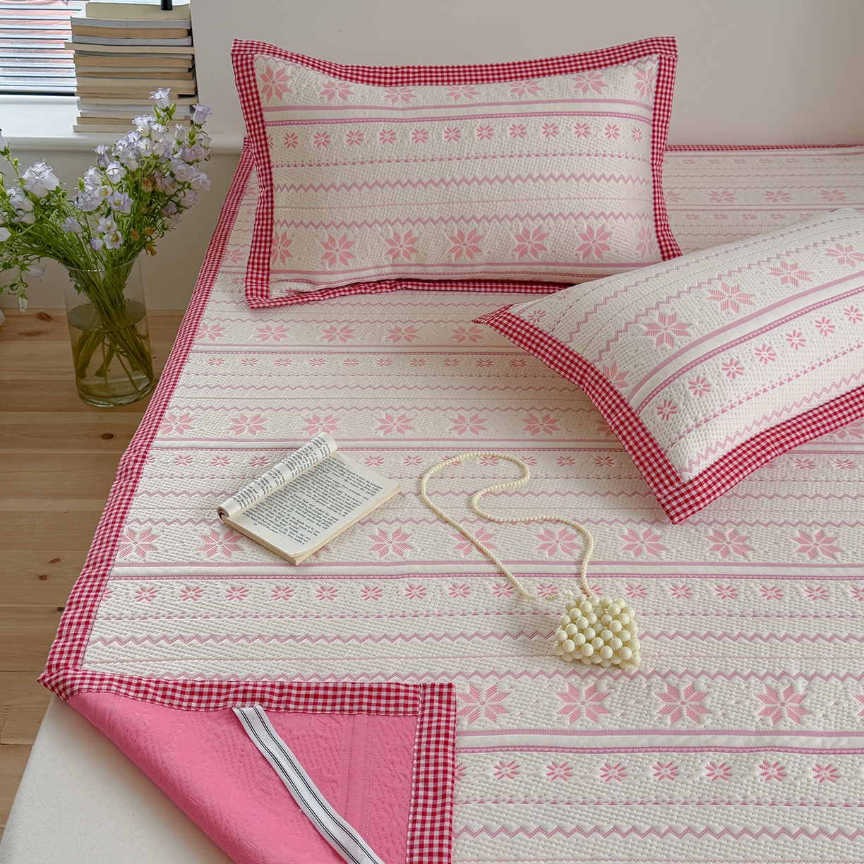 91家纺网 家纺一手货源 找家纺 桃子家居 2026新款A类原木风雪花复古高级亲肤全棉色织水洗棉宽边工艺PE凉感凉席三件套 PE宽边席-荔枝奶冻