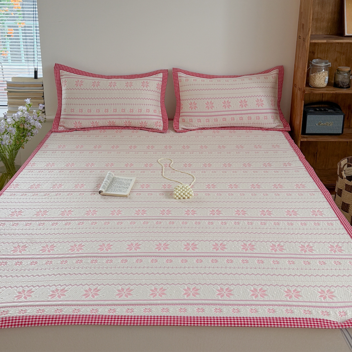 91家纺网 家纺一手货源 找家纺 桃子家居 2026新款A类原木风雪花复古高级亲肤全棉色织水洗棉宽边工艺PE凉感凉席三件套 PE宽边席-荔枝奶冻