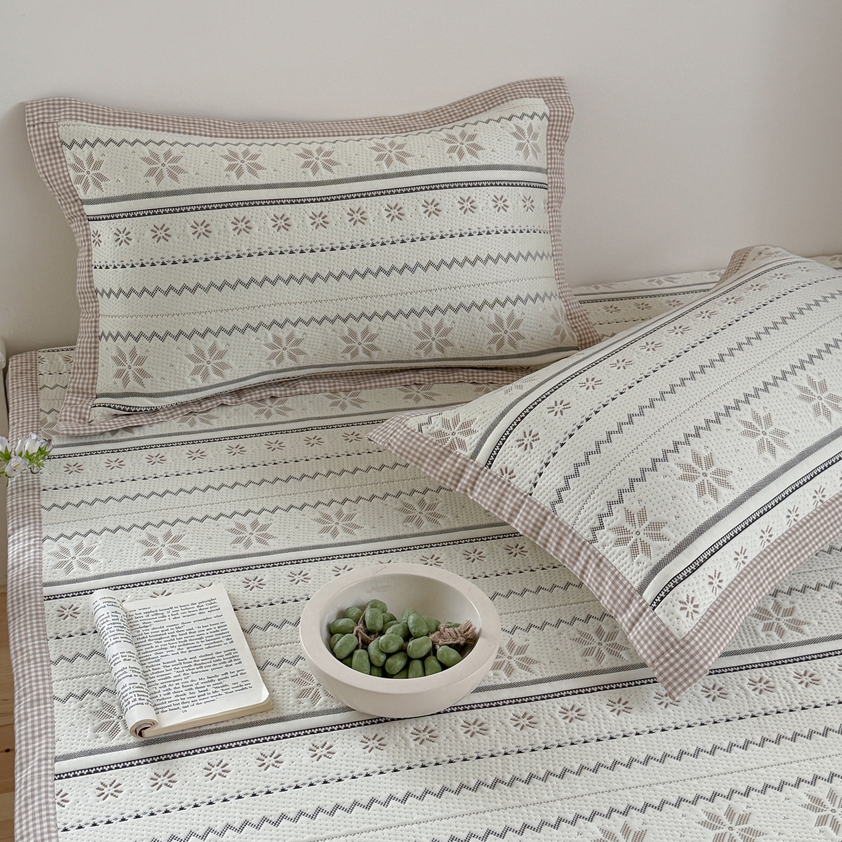 91家纺网 家纺一手货源 找家纺 桃子家居 2026新款A类原木风雪花复古高级亲肤全棉色织水洗棉宽边工艺PE凉感凉席三件套 PE宽边席-松茶青雾