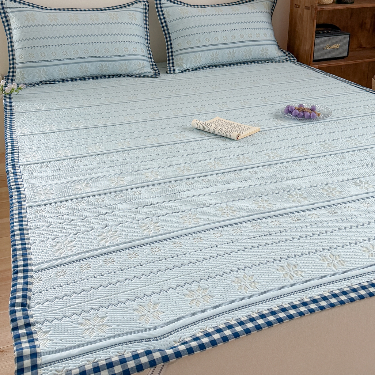 91家纺网 家纺一手货源 找家纺 桃子家居 2026新款A类原木风雪花复古高级亲肤全棉色织水洗棉宽边工艺PE凉感凉席三件套 PE宽边席-海盐冰茶