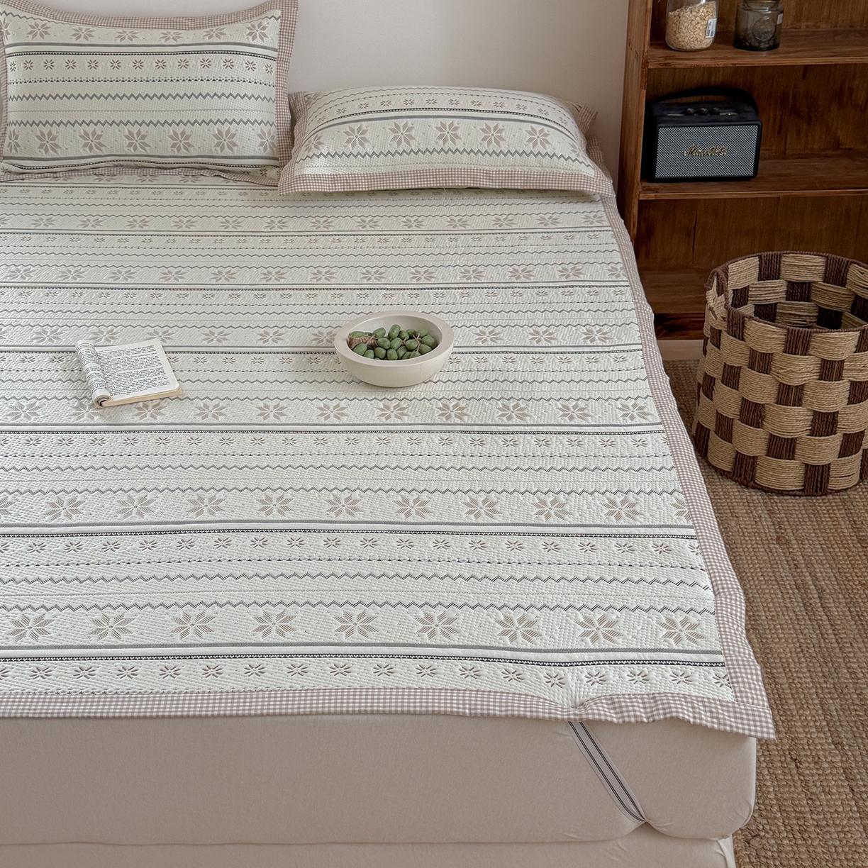 91家纺网 家纺一手货源 找家纺 桃子家居 2026新款A类原木风雪花复古高级亲肤全棉色织水洗棉宽边工艺PE凉感凉席三件套 PE宽边席-松茶青雾