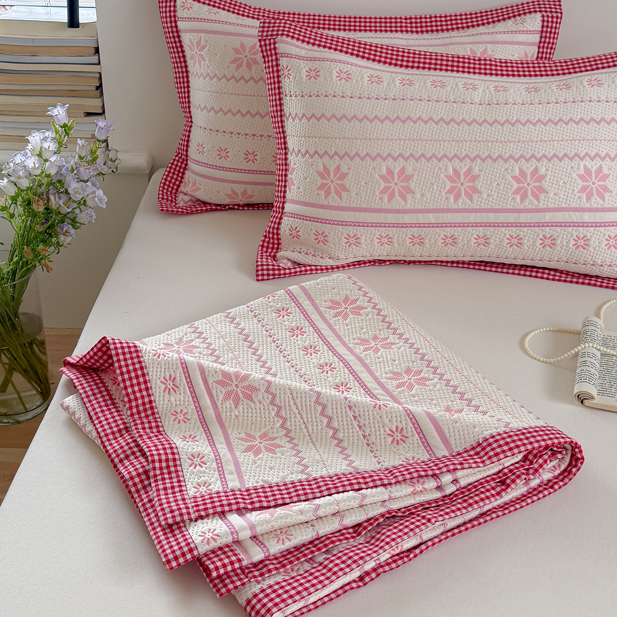 91家纺网 家纺一手货源 找家纺 桃子家居 2026新款A类原木风雪花复古高级亲肤全棉色织水洗棉宽边工艺PE凉感凉席三件套 PE宽边席-荔枝奶冻