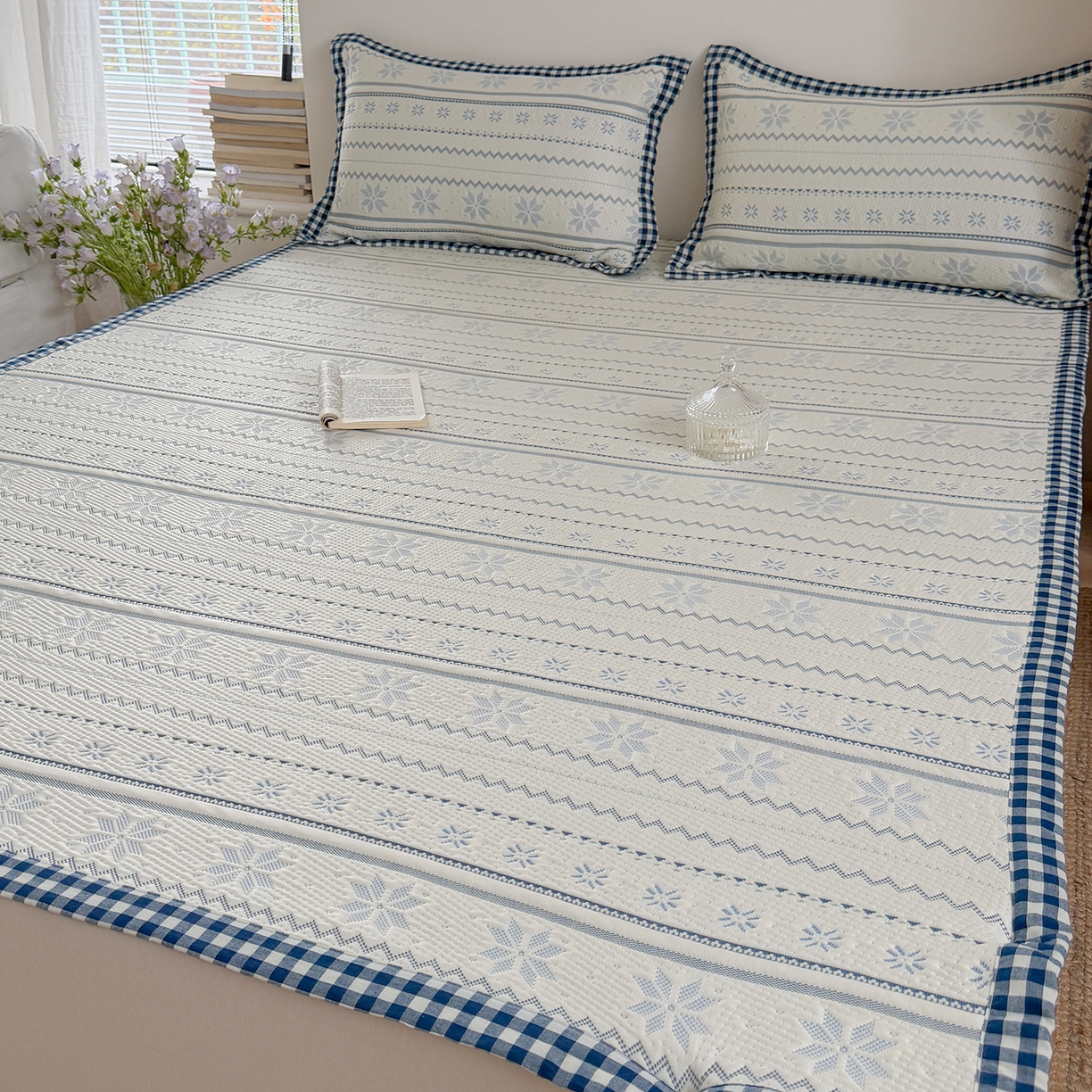 91家纺网 家纺一手货源 找家纺 桃子家居 2026新款A类原木风雪花复古高级亲肤全棉色织水洗棉宽边工艺PE凉感凉席三件套 PE宽边席-蓝屿白川