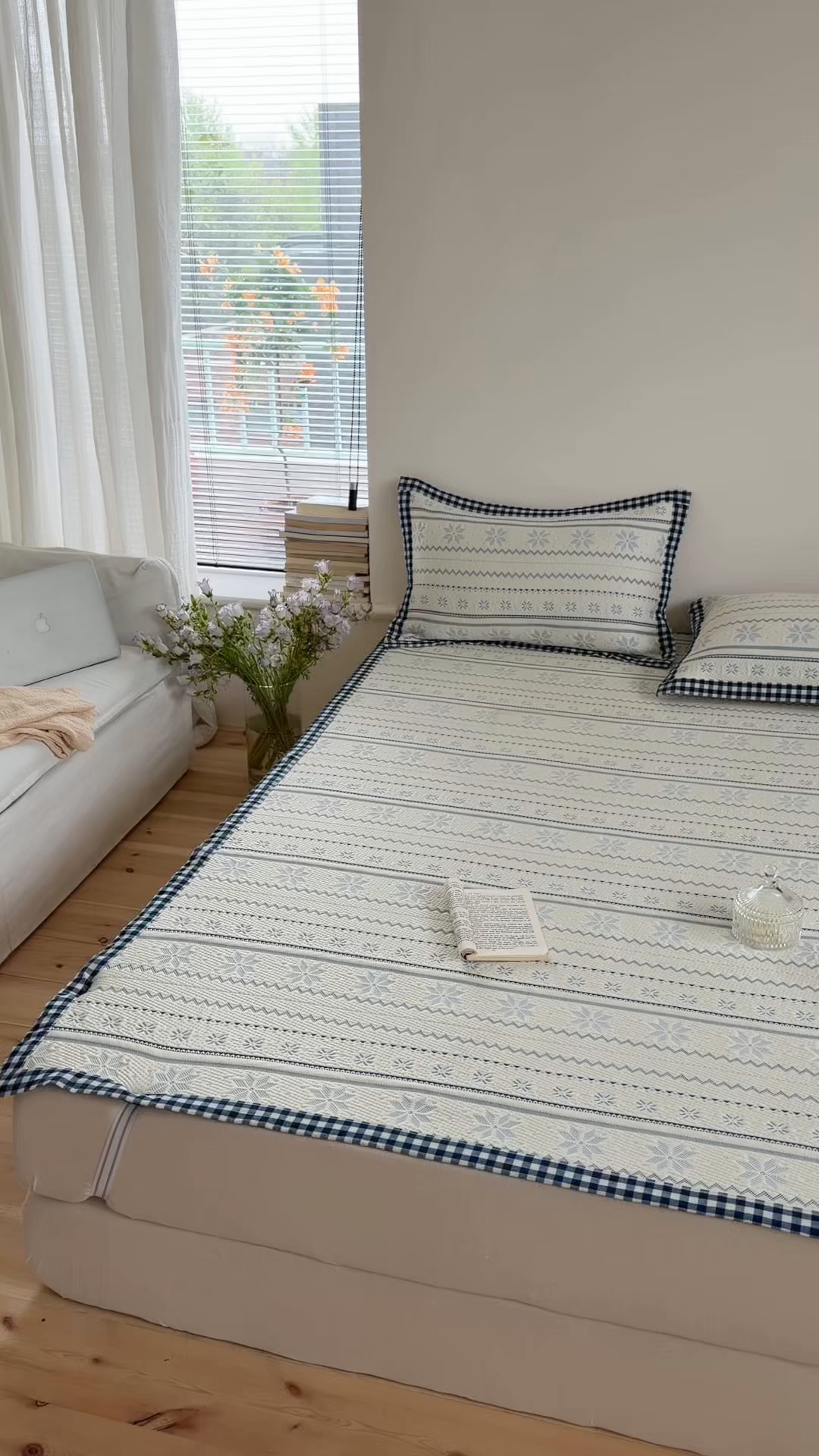 91家纺网 家纺一手货源 找家纺 桃子家居 2026新款A类原木风雪花复古高级亲肤全棉色织水洗棉宽边工艺PE凉感凉席三件套 PE宽边席-蓝屿白川