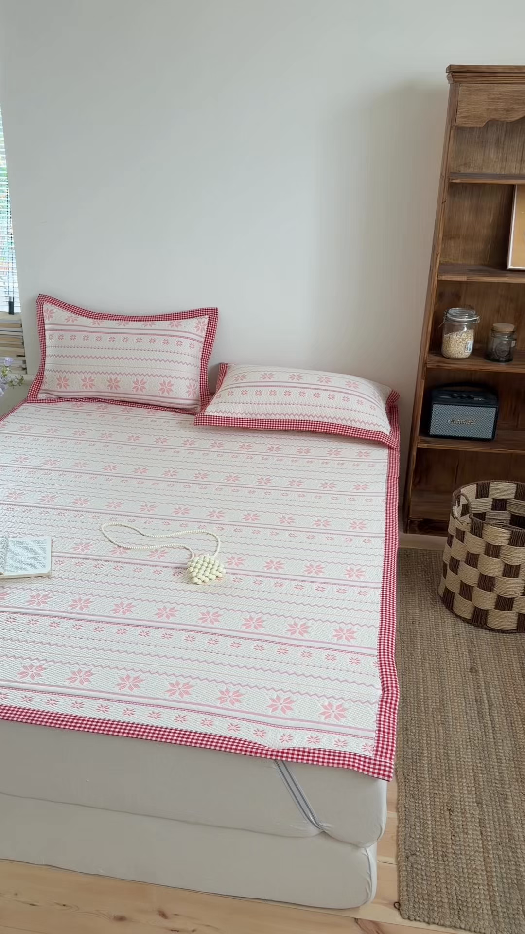 91家纺网 家纺一手货源 找家纺 桃子家居 2026新款A类原木风雪花复古高级亲肤全棉色织水洗棉宽边工艺PE凉感凉席三件套 PE宽边席-荔枝奶冻