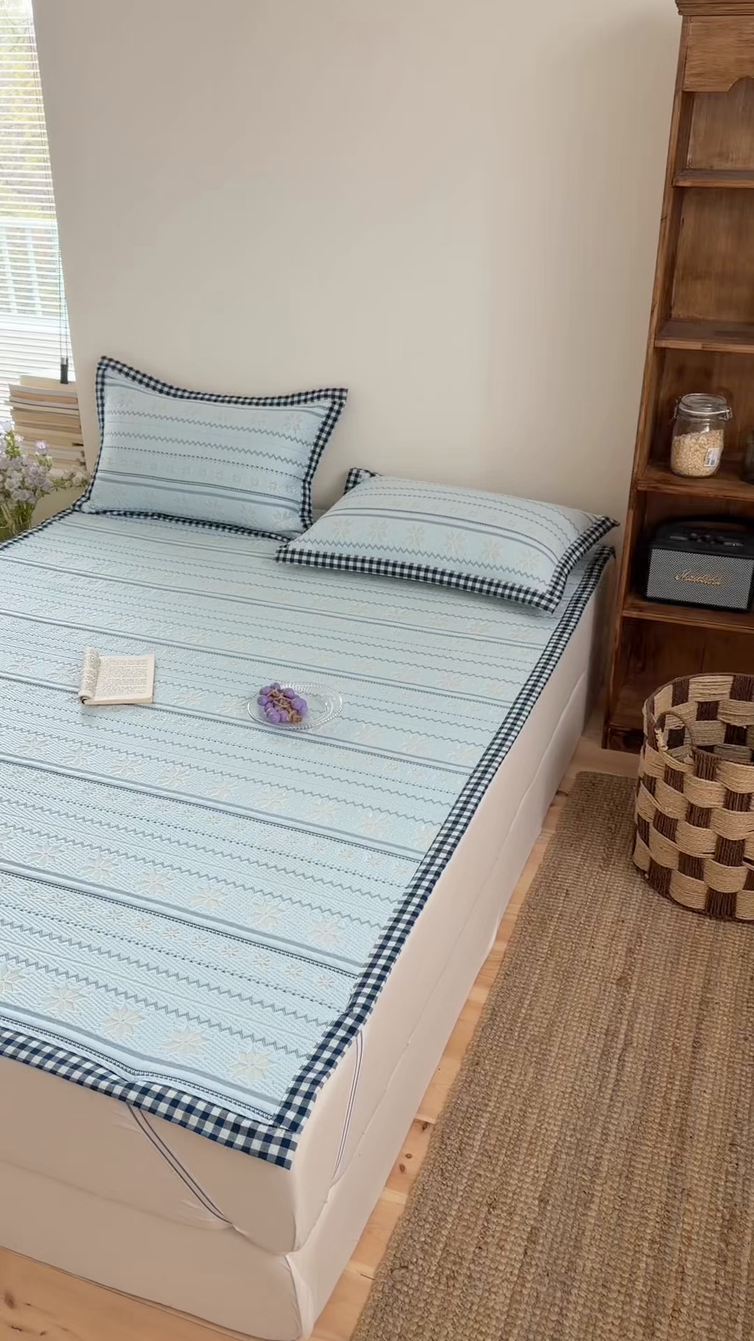 91家纺网 家纺一手货源 找家纺 桃子家居 2026新款A类原木风雪花复古高级亲肤全棉色织水洗棉宽边工艺PE凉感凉席三件套 PE宽边席-海盐冰茶