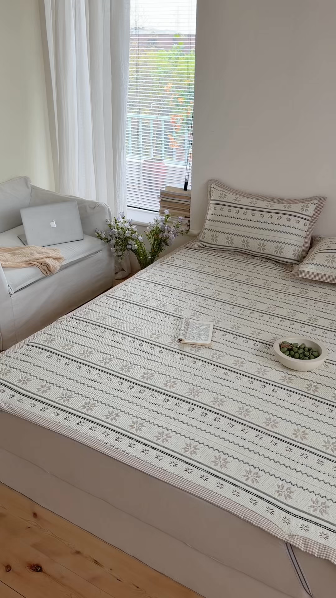 91家纺网 家纺一手货源 找家纺 桃子家居 2026新款A类原木风雪花复古高级亲肤全棉色织水洗棉宽边工艺PE凉感凉席三件套 PE宽边席-松茶青雾