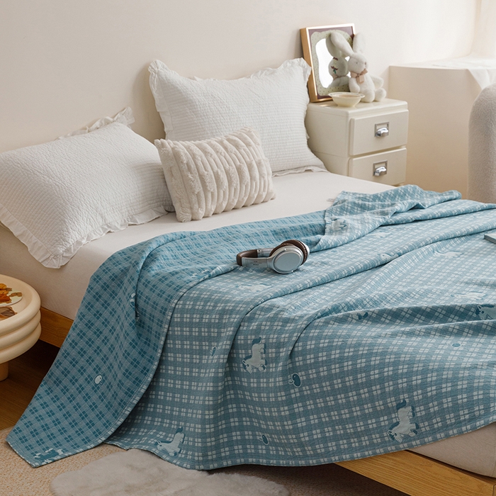 91家纺网 家纺一手货源 找家纺 悦然毛巾被 2026新款色织水洗棉盖毯安心棉床盖全棉纱布毛巾被夏被夏凉被空调被 蓝格萌马