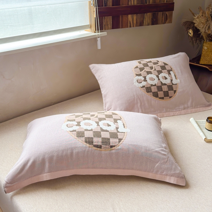 91家纺网 家纺一手货源 找家纺 乐家毛巾被（工厂自产自销） 2026新款全棉纯棉四层纱布枕巾 格纹草莓