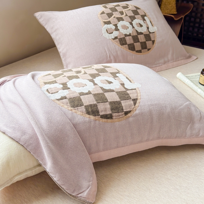 91家纺网 家纺一手货源 找家纺 乐家毛巾被（工厂自产自销） 2026新款全棉纯棉四层纱布枕巾 格纹草莓