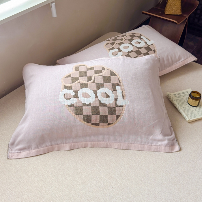 91家纺网 家纺一手货源 找家纺 乐家毛巾被（工厂自产自销） 2026新款全棉纯棉四层纱布枕巾 格纹草莓