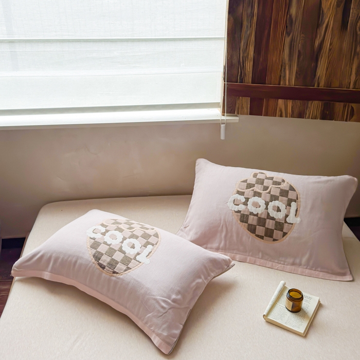 91家纺网 家纺一手货源 找家纺 乐家毛巾被（工厂自产自销） 2026新款全棉纯棉四层纱布枕巾 格纹草莓