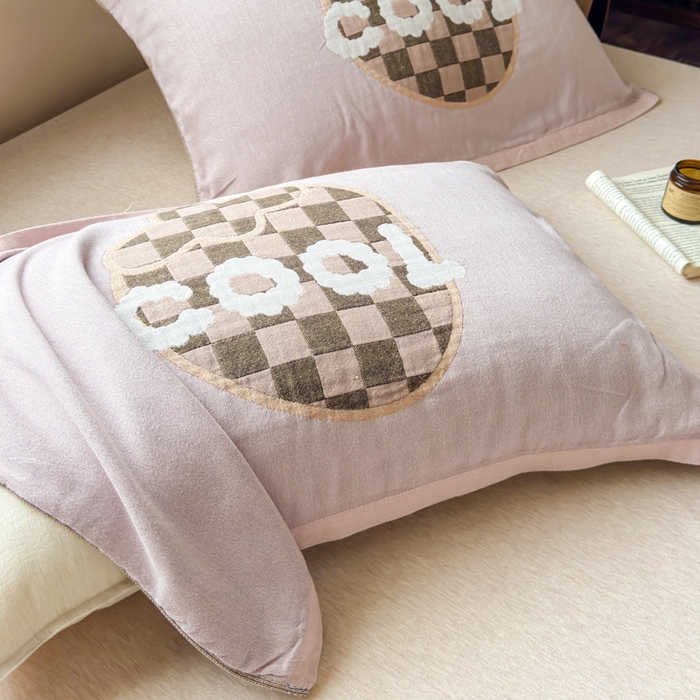 91家纺网 家纺一手货源 找家纺 乐家毛巾被（工厂自产自销） 2026新款全棉纯棉四层纱布枕巾 格纹草莓