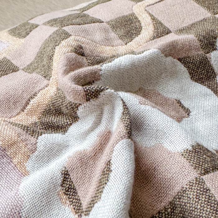 91家纺网 家纺一手货源 找家纺 乐家毛巾被（工厂自产自销） 2026新款全棉纯棉四层纱布枕巾 格纹草莓
