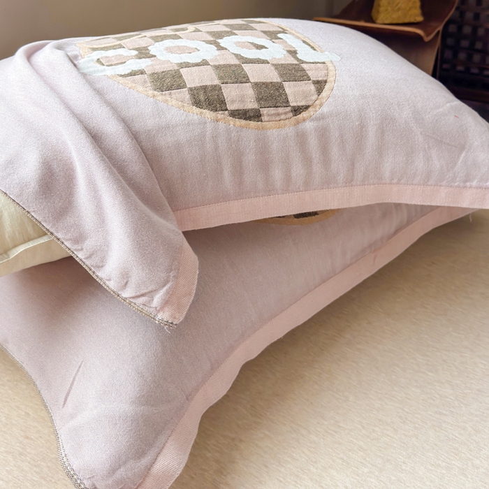 91家纺网 家纺一手货源 找家纺 乐家毛巾被（工厂自产自销） 2026新款全棉纯棉四层纱布枕巾 格纹草莓