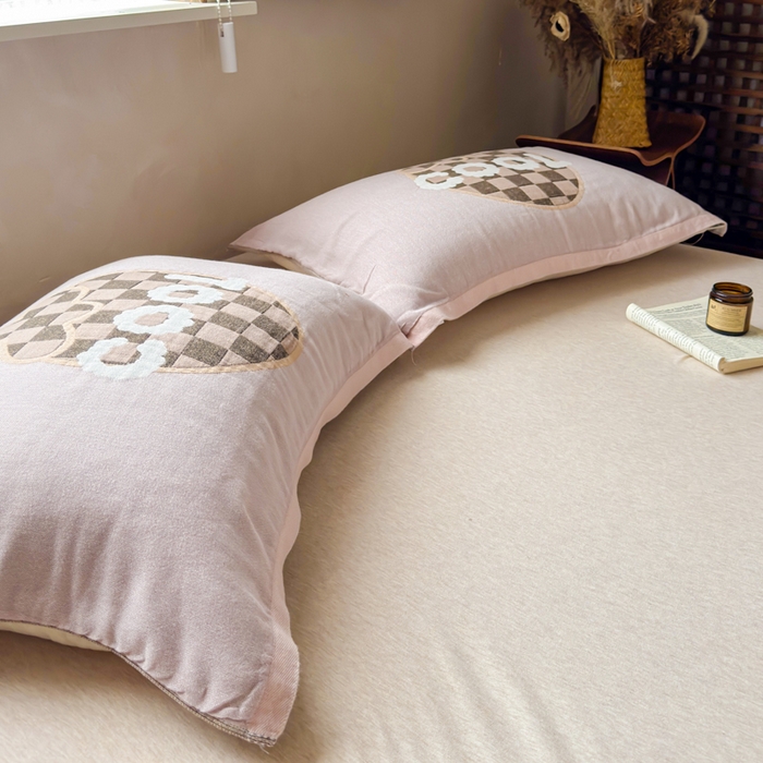 91家纺网 家纺一手货源 找家纺 乐家毛巾被（工厂自产自销） 2026新款全棉纯棉四层纱布枕巾 格纹草莓