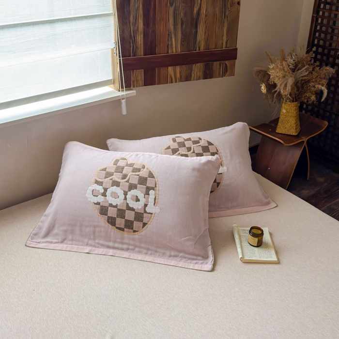 91家纺网 家纺一手货源 找家纺 乐家毛巾被（工厂自产自销） 2026新款全棉纯棉四层纱布枕巾 格纹草莓