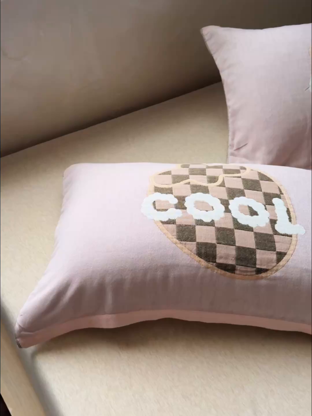 91家纺网 家纺一手货源 找家纺 乐家毛巾被（工厂自产自销） 2026新款全棉纯棉四层纱布枕巾 格纹草莓