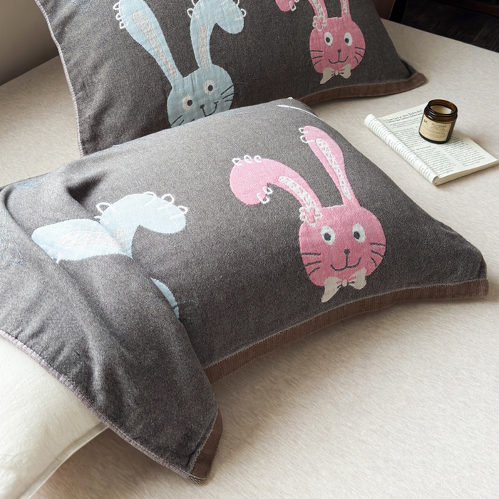 91家纺网 家纺一手货源 找家纺 乐家毛巾被（工厂自产自销） 2026新款全棉纯棉四层纱布枕巾 毛绒小兔