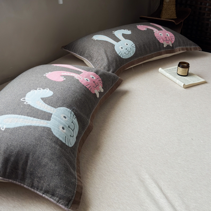 91家纺网 家纺一手货源 找家纺 乐家毛巾被（工厂自产自销） 2026新款全棉纯棉四层纱布枕巾 毛绒小兔