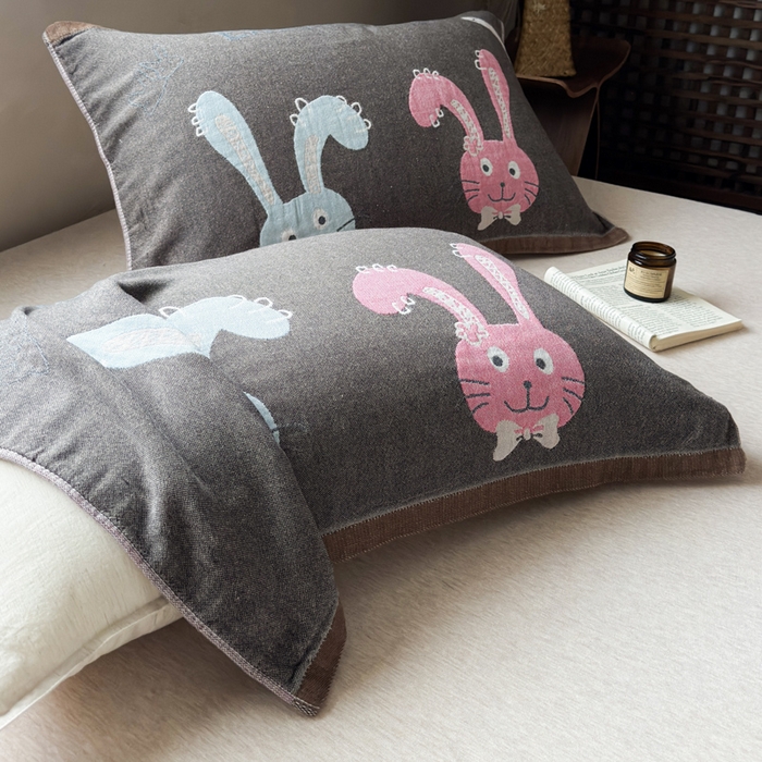 91家纺网 家纺一手货源 找家纺 乐家毛巾被（工厂自产自销） 2026新款全棉纯棉四层纱布枕巾 毛绒小兔