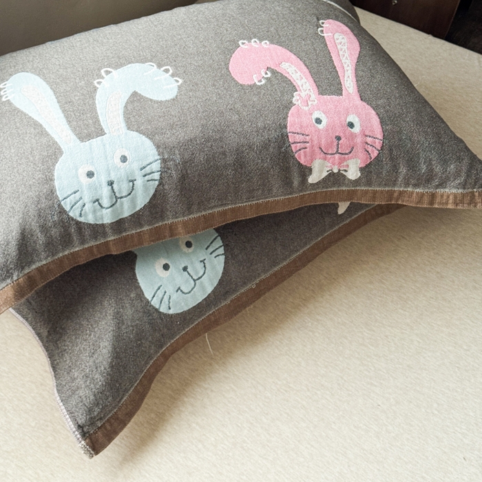 91家纺网 家纺一手货源 找家纺 乐家毛巾被（工厂自产自销） 2026新款全棉纯棉四层纱布枕巾 毛绒小兔